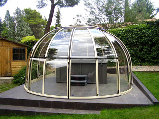 Čiré polykarbonátové desky použité na zastřešení vířivé vany SPA SUNHOUSE®