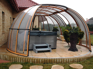 Vnitřní prostor zastřešení vířivé vany a sedací soupravy SPA SUNHOUSE®