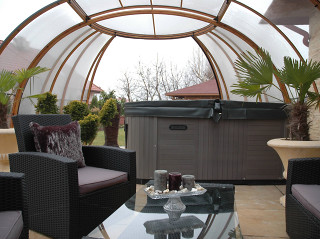 Zastřešením vířivky SPA SUNHOUSE® vznikne zajímavý prostor kolem vířivé vany
