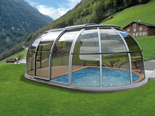 Zastřešení vířivých van Spa Sunhouse ve stříbrném provedení s výhledem na hory